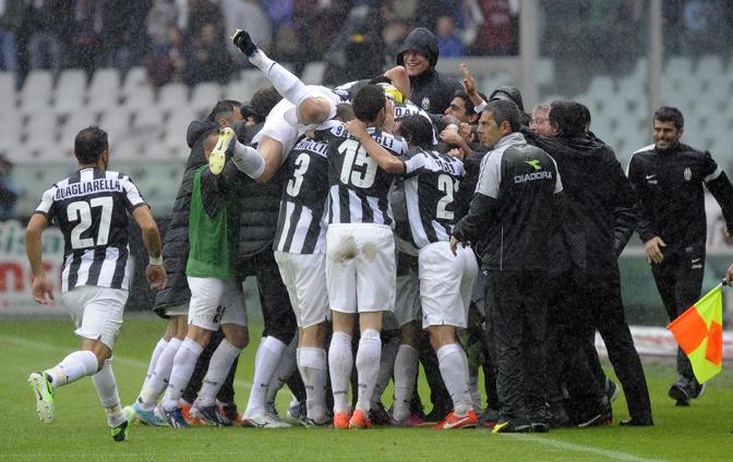 E subito dopo  festa con tutta la squadra: con il vantaggio di Vidal, la Juventus assapora il secondo scudetto consecutivo della gestione Conte